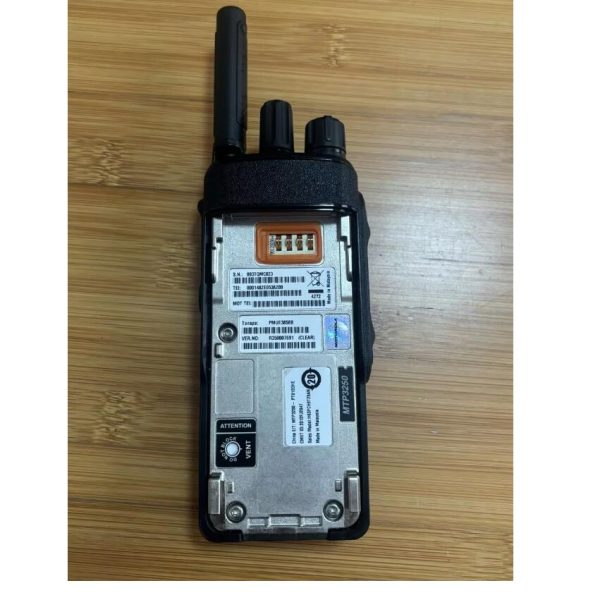 MOTOROLA MTP3250 TETRA PORTABLE RADIO 380-430Mhz - Image 4